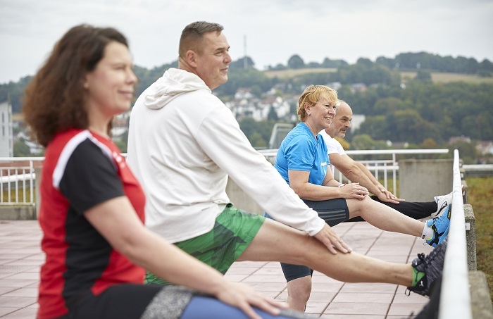 Patienten auf der Dachterrasse der Reha-Klinik Bad Soden-Salmünster beim Frühsport. Patienten auf der Dachterrasse der Reha-Klinik Bad Soden-Salmünster beim Frühsport.