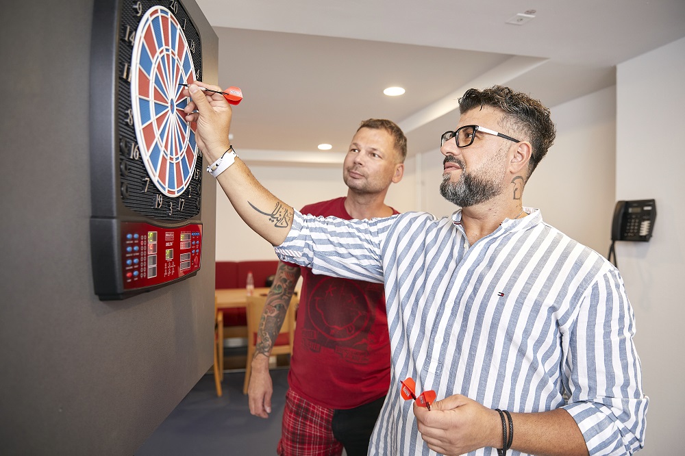 Zwei Patienten spielen Dart zusammen. Zwei Patienten spielen Dart zusammen.