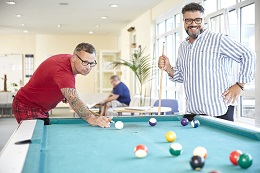 Zwei Patienten spielen Billiard während ihrer Freizeit in der Reha-Klinik in Bad Soden-Salmünster. Zwei Patienten spielen Billiard während ihrer Freizeit in der Reha-Klinik in Bad Soden-Salmünster.